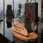 Kişiye Özel Masa İsimliği Neden Kurumsal Bir Hediye Olarak Tercih Ediliyor?